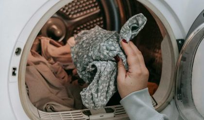 Curățarea hainelor: Trucuri pentru rufe fără înălbitor